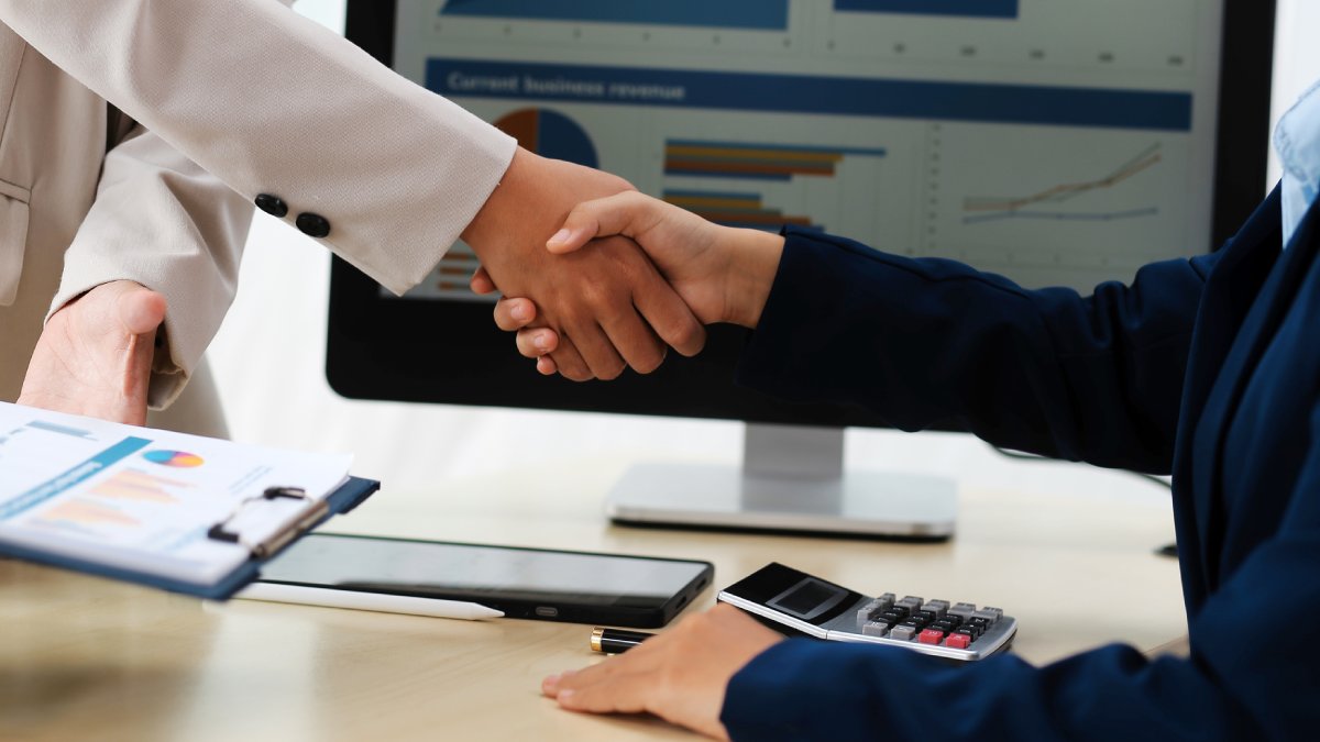Training consultant building trust with client through evidence-based reporting